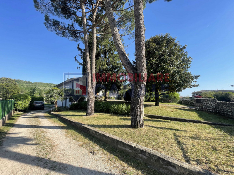 A Chiuppano, in tranquilla e ricercata zona residenziale immersa nel verde, proponiamo ampia porz...