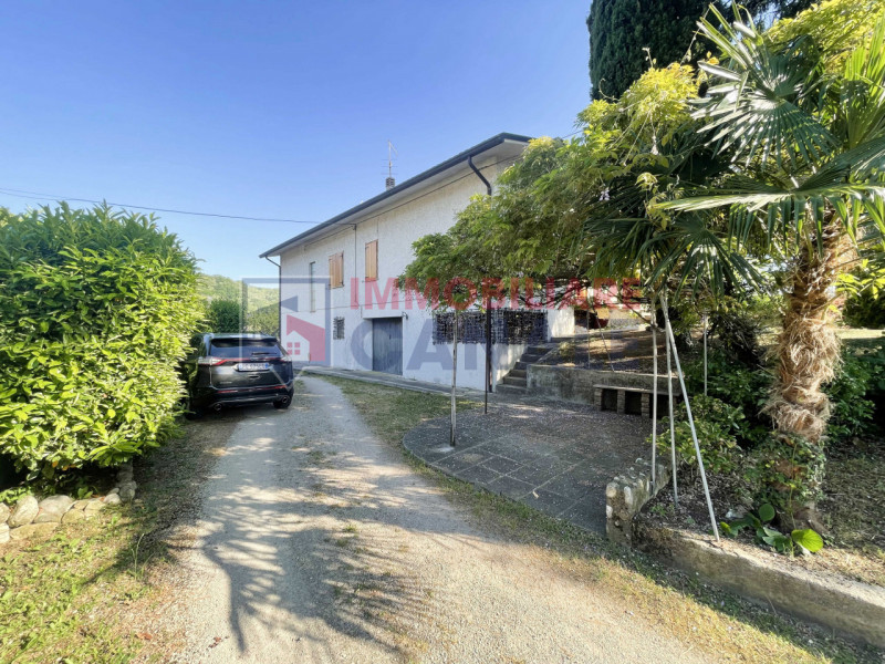 A Chiuppano, in tranquilla e ricercata zona residenziale immersa nel verde, proponiamo ampia porz...