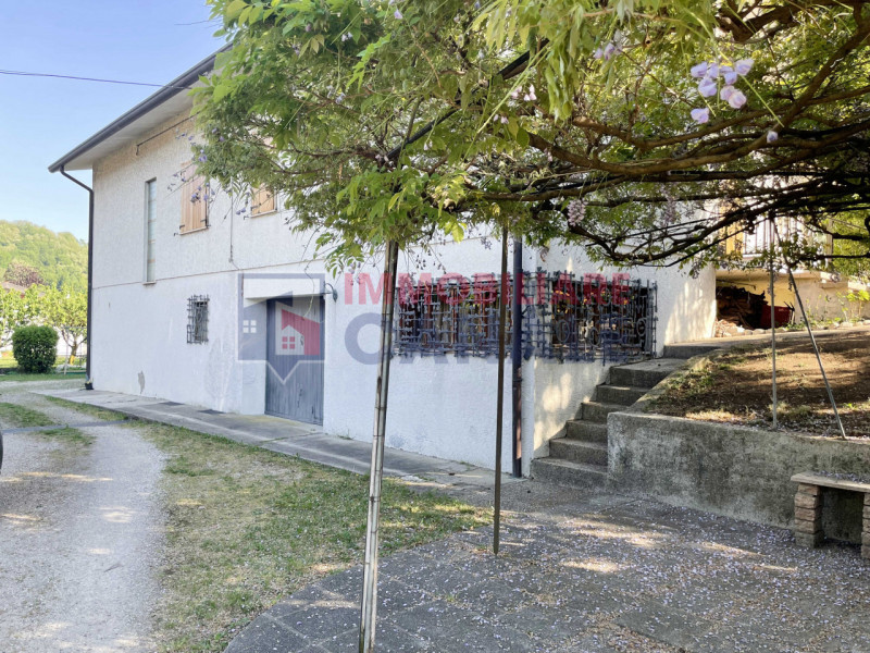 A Chiuppano, in tranquilla e ricercata zona residenziale immersa nel verde, proponiamo ampia porz...