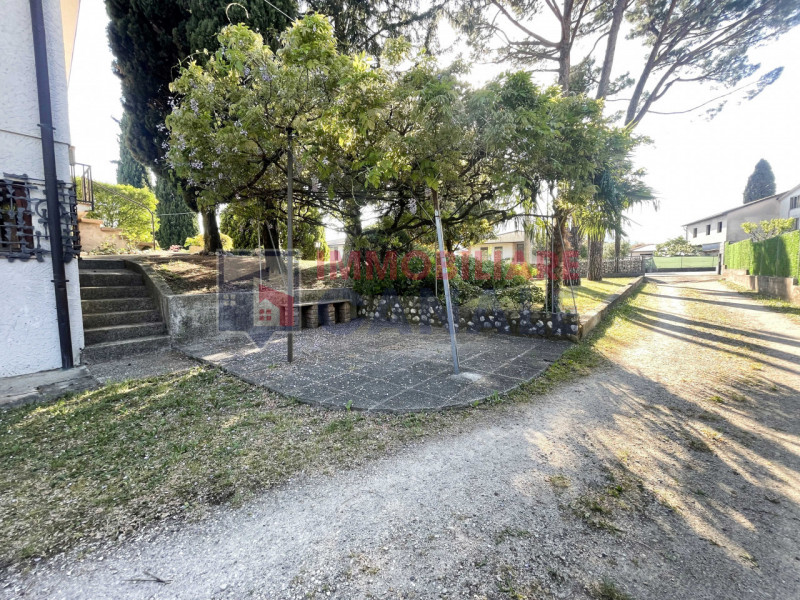 A Chiuppano, in tranquilla e ricercata zona residenziale immersa nel verde, proponiamo ampia porz...