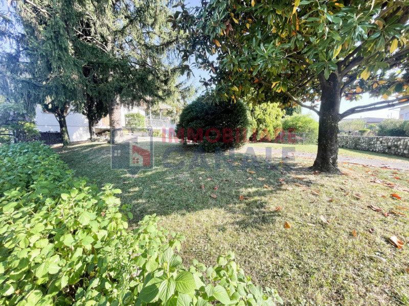 A Chiuppano, in tranquilla e ricercata zona residenziale immersa nel verde, proponiamo ampia porz...