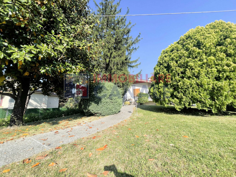 A Chiuppano, in tranquilla e ricercata zona residenziale immersa nel verde, proponiamo ampia porz...