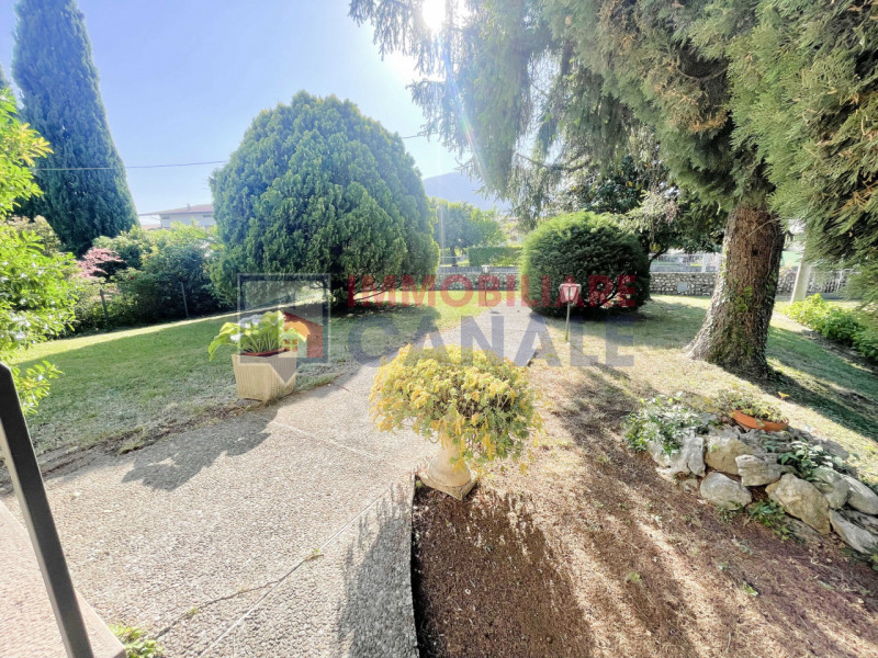 A Chiuppano, in tranquilla e ricercata zona residenziale immersa nel verde, proponiamo ampia porz...