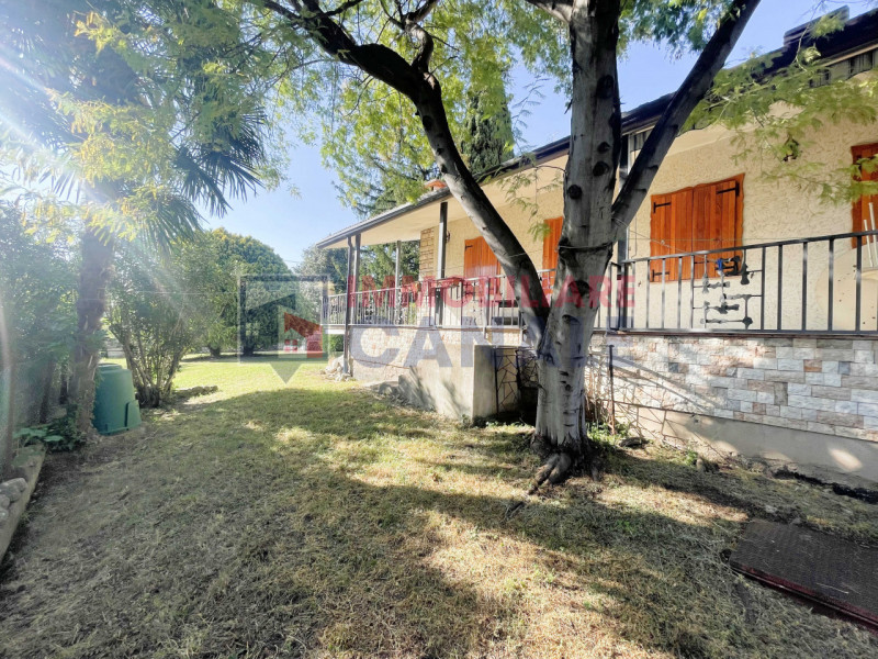 A Chiuppano, in tranquilla e ricercata zona residenziale immersa nel verde, proponiamo ampia porz...