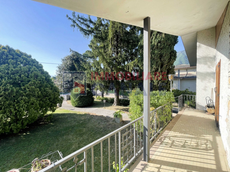 A Chiuppano, in tranquilla e ricercata zona residenziale immersa nel verde, proponiamo ampia porz...