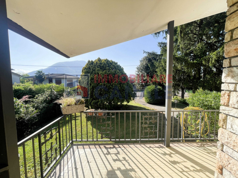 A Chiuppano, in tranquilla e ricercata zona residenziale immersa nel verde, proponiamo ampia porz...