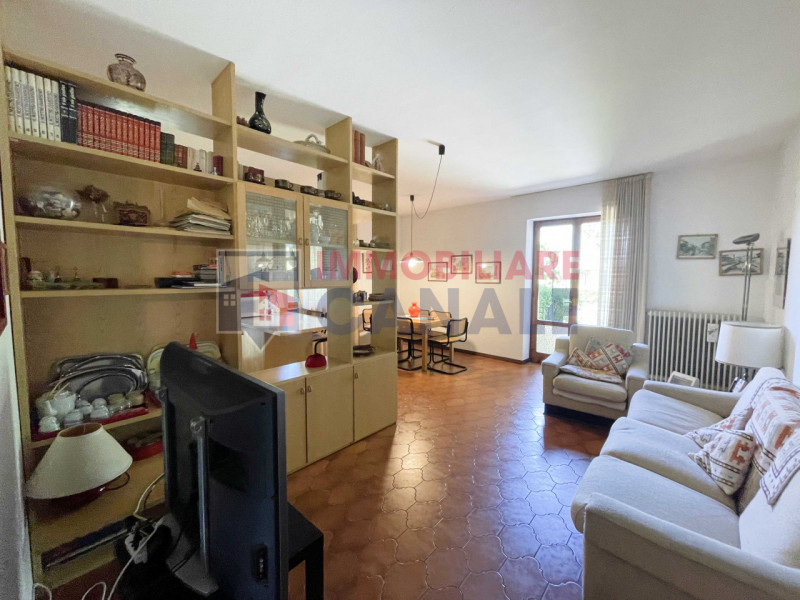A Chiuppano, in tranquilla e ricercata zona residenziale immersa nel verde, proponiamo ampia porz...