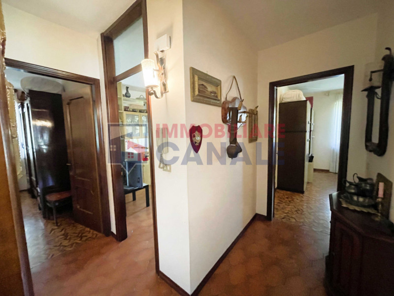 A Chiuppano, in tranquilla e ricercata zona residenziale immersa nel verde, proponiamo ampia porz...