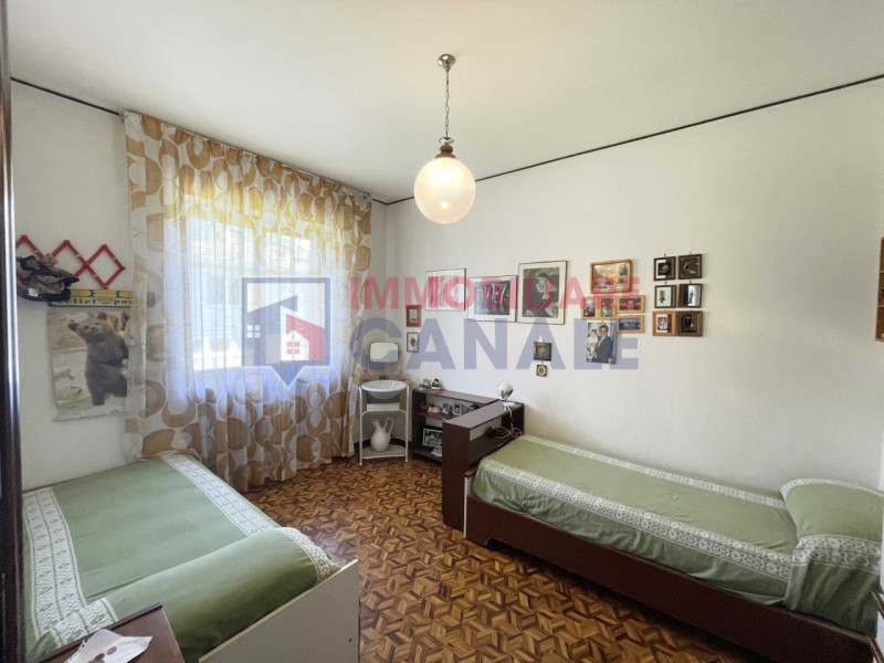 A Chiuppano, in tranquilla e ricercata zona residenziale immersa nel verde, proponiamo ampia porz...
