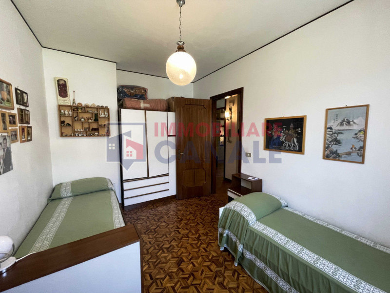 A Chiuppano, in tranquilla e ricercata zona residenziale immersa nel verde, proponiamo ampia porz...