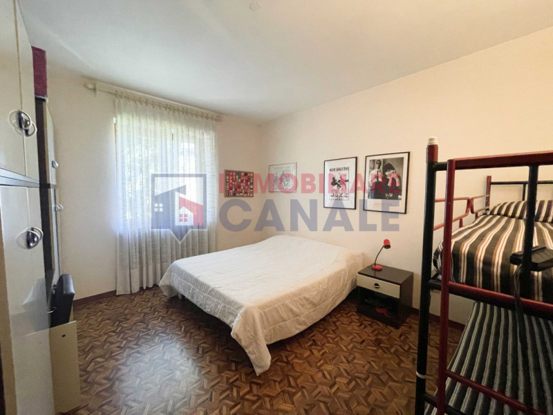 A Chiuppano, in tranquilla e ricercata zona residenziale immersa nel verde, proponiamo ampia porz...