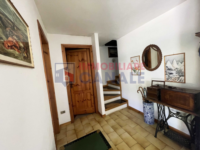 A Chiuppano, in tranquilla e ricercata zona residenziale immersa nel verde, proponiamo ampia porz...