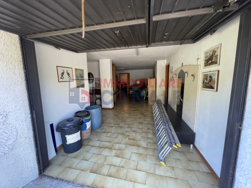 A Chiuppano, in tranquilla e ricercata zona residenziale immersa nel verde, proponiamo ampia porz...