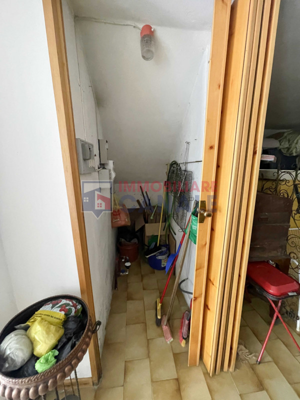 A Chiuppano, in tranquilla e ricercata zona residenziale immersa nel verde, proponiamo ampia porz...