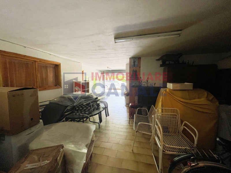 A Chiuppano, in tranquilla e ricercata zona residenziale immersa nel verde, proponiamo ampia porz...
