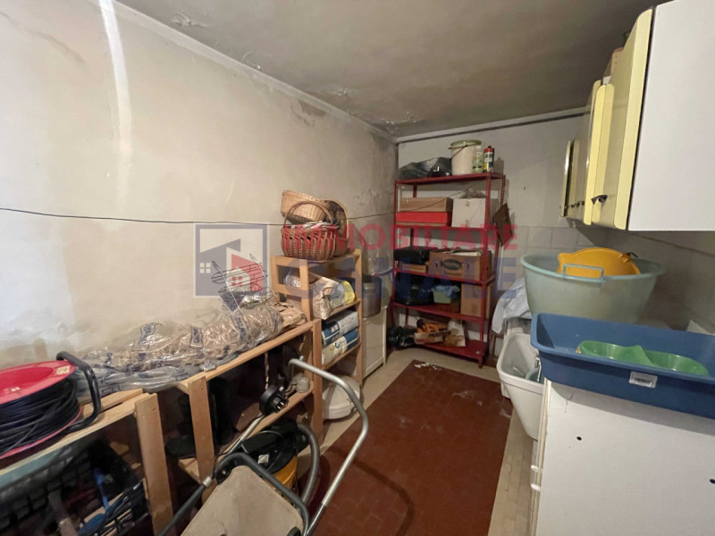 A Chiuppano, in tranquilla e ricercata zona residenziale immersa nel verde, proponiamo ampia porz...