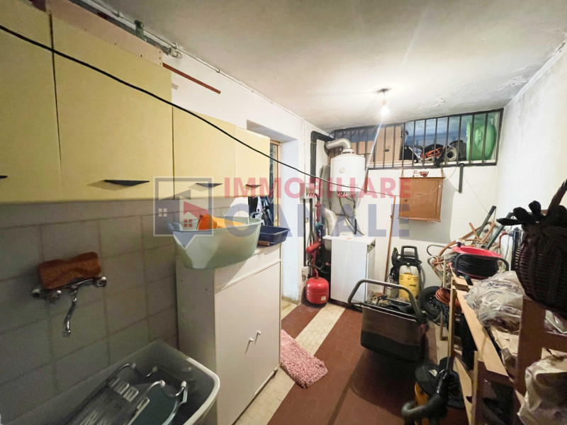 A Chiuppano, in tranquilla e ricercata zona residenziale immersa nel verde, proponiamo ampia porz...