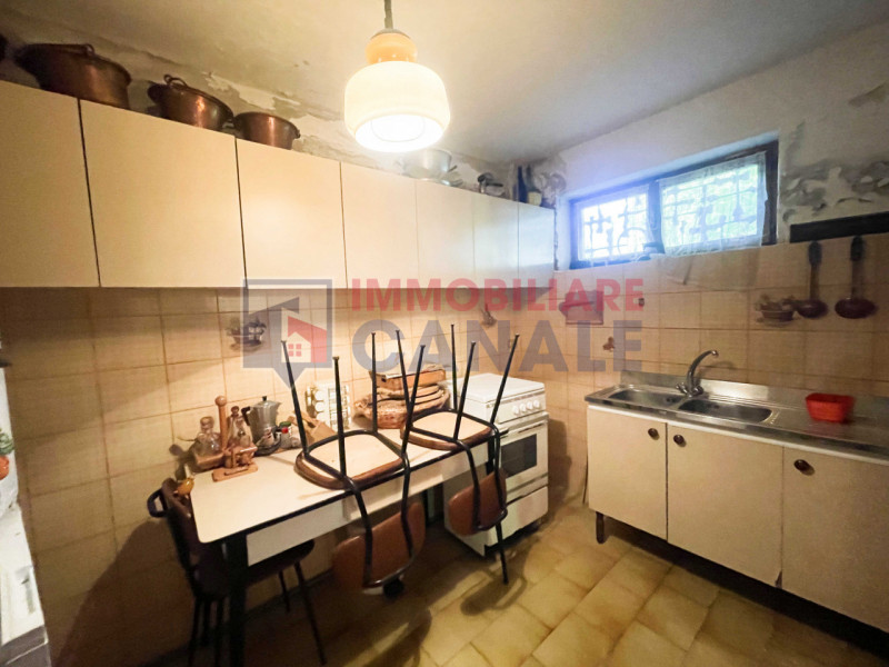 A Chiuppano, in tranquilla e ricercata zona residenziale immersa nel verde, proponiamo ampia porz...