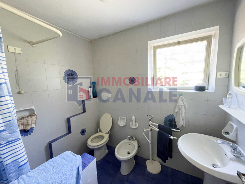 A Chiuppano, in tranquilla e ricercata zona residenziale immersa nel verde, proponiamo ampia porz...