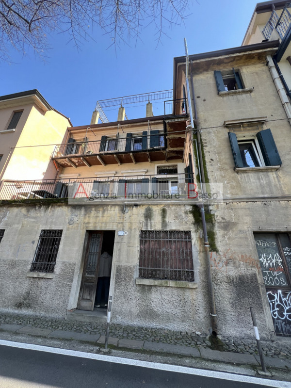PADOVA – Centro Storico: Agenzia Immobiliare Basso propone in esclusiva intera palazzina edificat...
