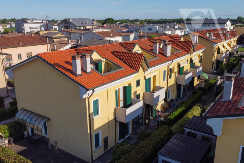 In zona centralissima a Ponte San Nicolò, a poca distanza da tutti i servizi, proniamo in vendita...