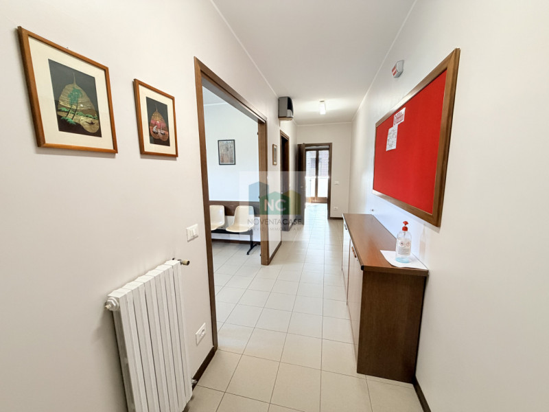 In una posizione strategica nel cuore di Noventa Padovana, proponiamo un esclusivo ufficio triloc...