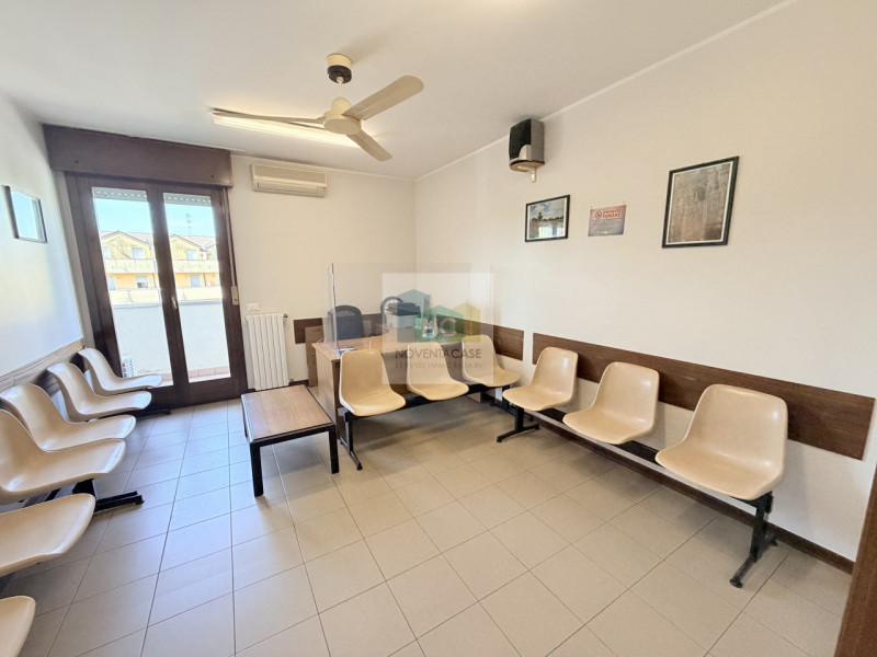 In una posizione strategica nel cuore di Noventa Padovana, proponiamo un esclusivo ufficio triloc...