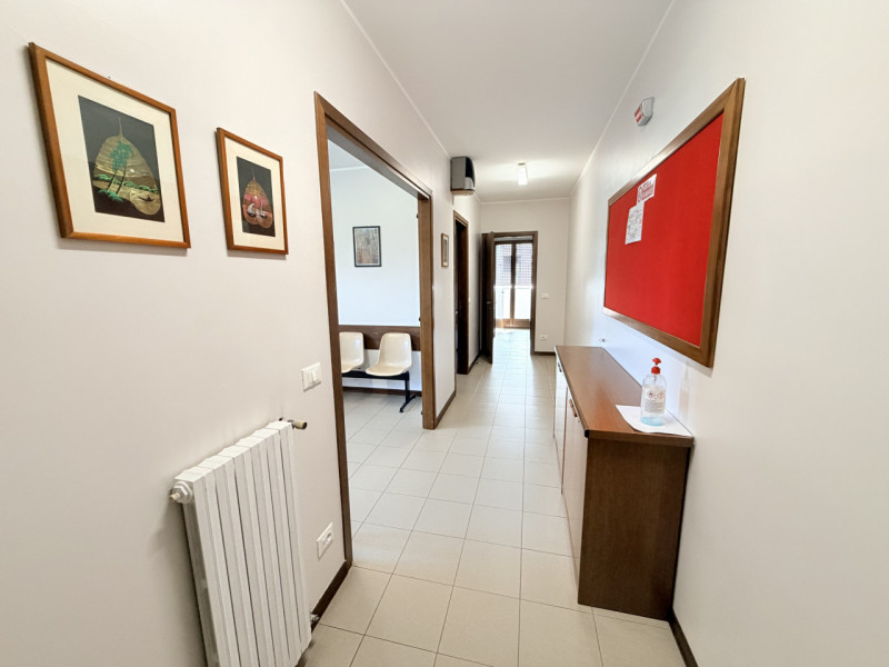 In una posizione strategica nel cuore di Noventa Padovana, proponiamo un esclusivo ufficio triloc...