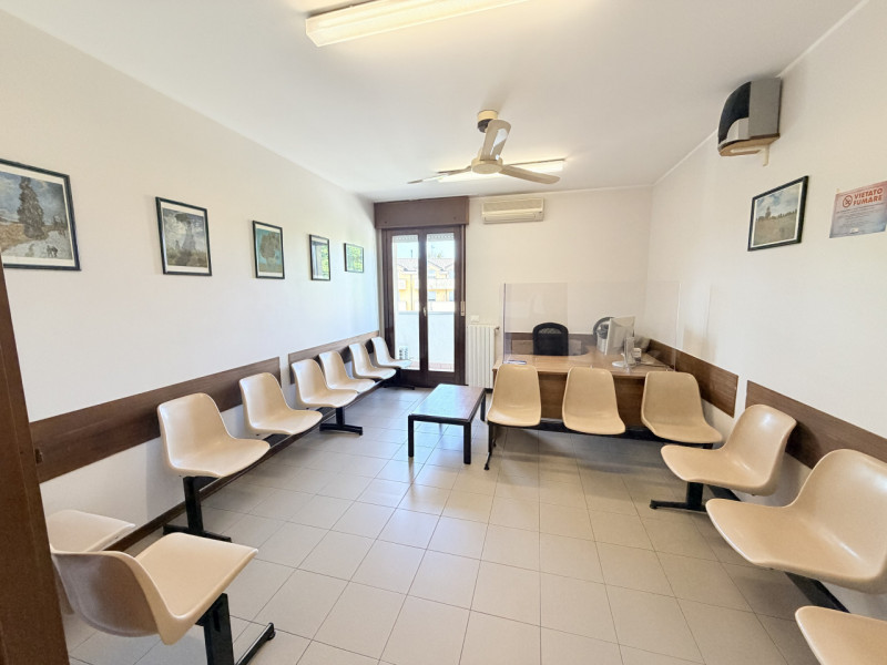 In una posizione strategica nel cuore di Noventa Padovana, proponiamo un esclusivo ufficio triloc...