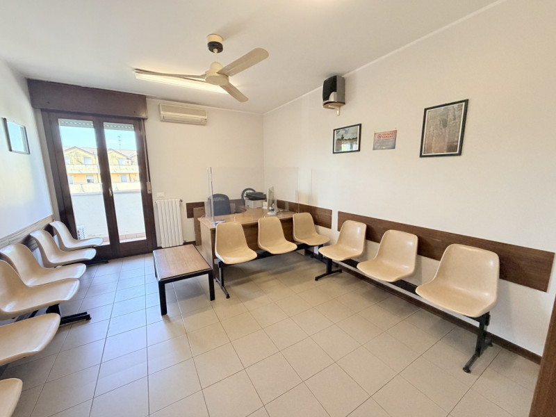 In una posizione strategica nel cuore di Noventa Padovana, proponiamo un esclusivo ufficio triloc...