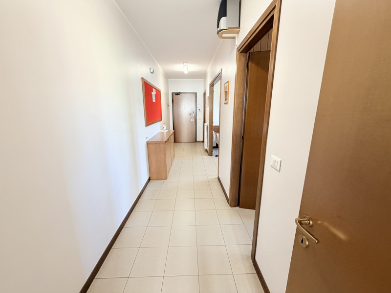 In una posizione strategica nel cuore di Noventa Padovana, proponiamo un esclusivo ufficio triloc...