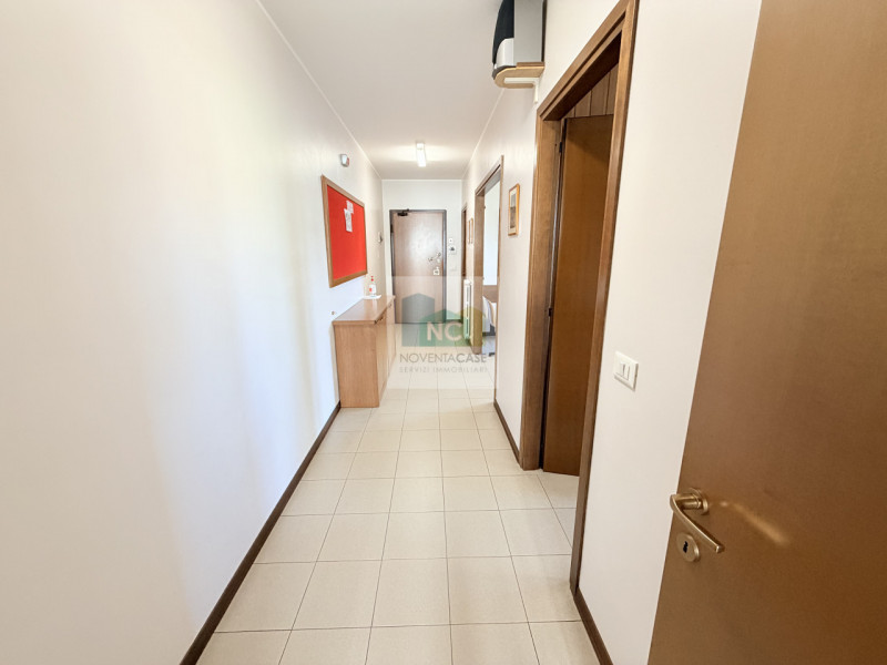 In una posizione strategica nel cuore di Noventa Padovana, proponiamo un esclusivo ufficio triloc...