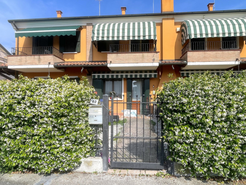 Ubicata in quartiere residenziale, alla fine di una strada chiusa con piccolo parcheggio antistan...