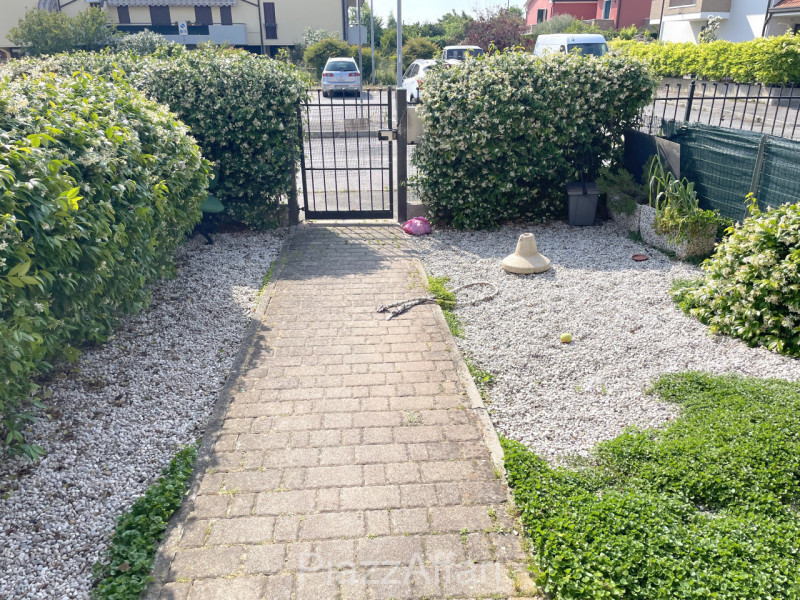 Ubicata in quartiere residenziale, alla fine di una strada chiusa con piccolo parcheggio antistan...