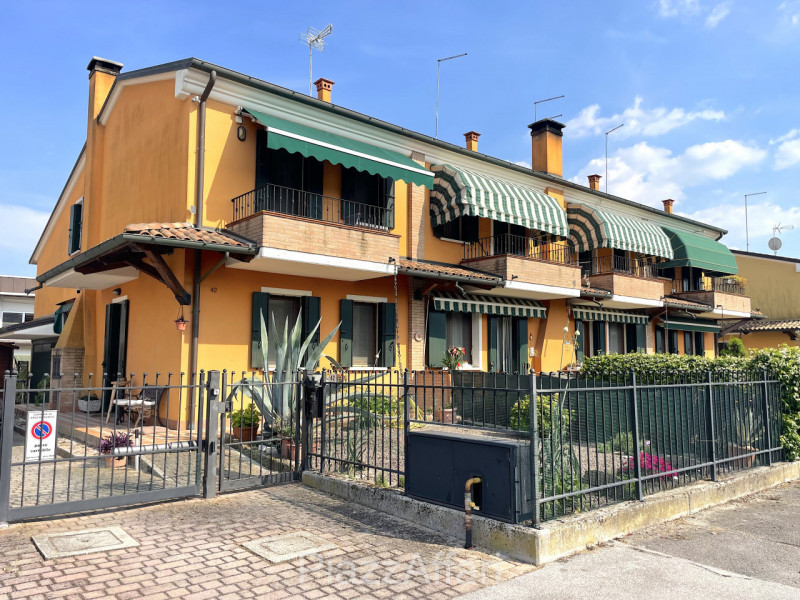 Ubicata in quartiere residenziale, alla fine di una strada chiusa con piccolo parcheggio antistan...