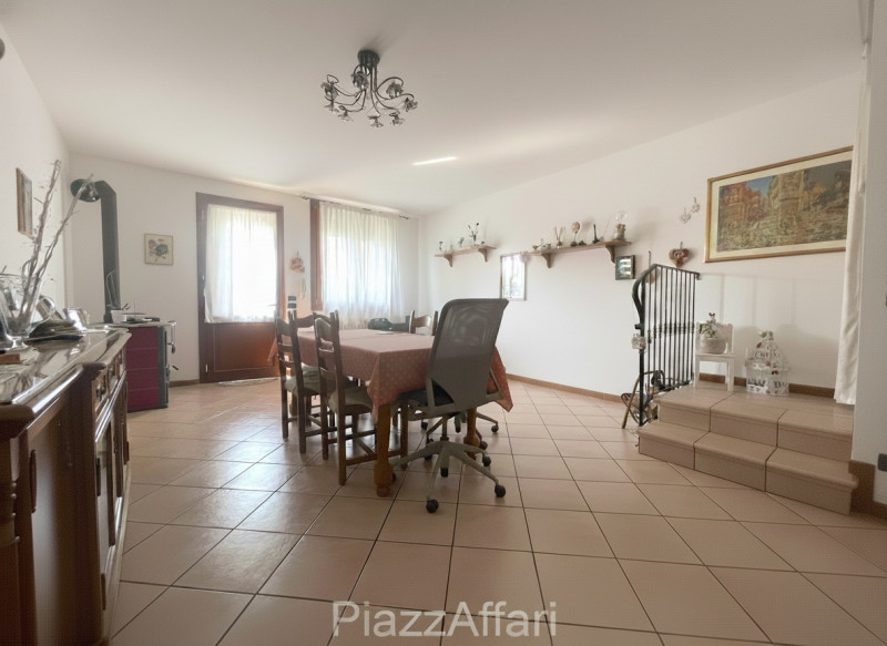Ubicata in quartiere residenziale, alla fine di una strada chiusa con piccolo parcheggio antistan...