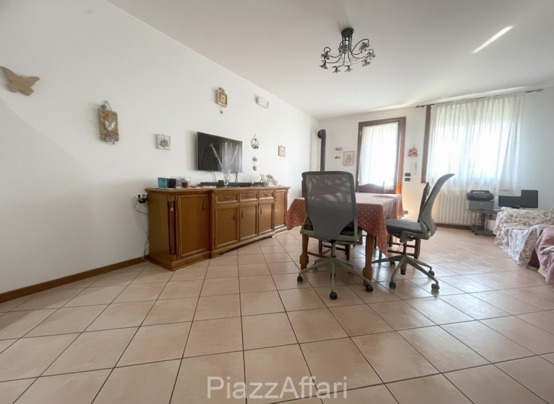 Ubicata in quartiere residenziale, alla fine di una strada chiusa con piccolo parcheggio antistan...