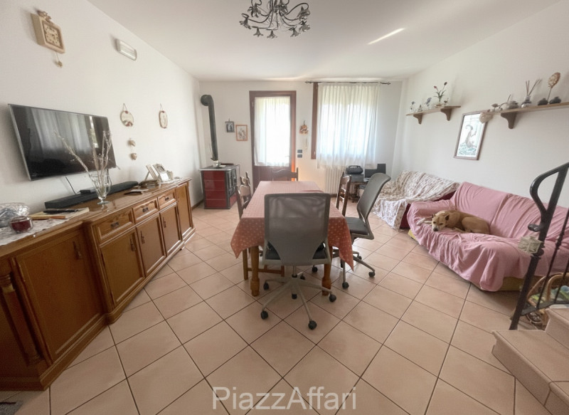 Ubicata in quartiere residenziale, alla fine di una strada chiusa con piccolo parcheggio antistan...