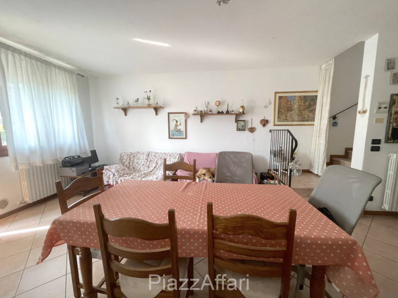 Ubicata in quartiere residenziale, alla fine di una strada chiusa con piccolo parcheggio antistan...