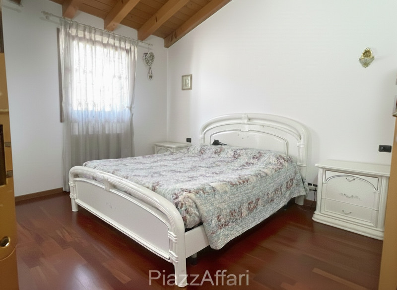 Ubicata in quartiere residenziale, alla fine di una strada chiusa con piccolo parcheggio antistan...