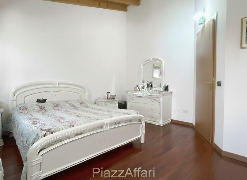 Ubicata in quartiere residenziale, alla fine di una strada chiusa con piccolo parcheggio antistan...