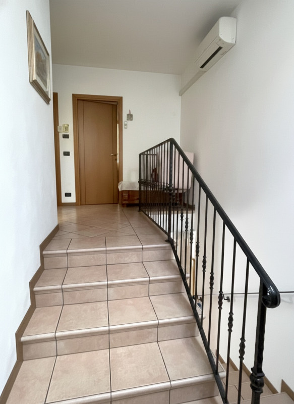 Ubicata in quartiere residenziale, alla fine di una strada chiusa con piccolo parcheggio antistan...