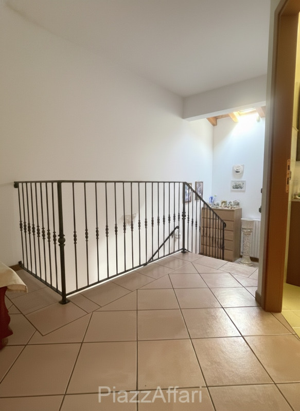 Ubicata in quartiere residenziale, alla fine di una strada chiusa con piccolo parcheggio antistan...