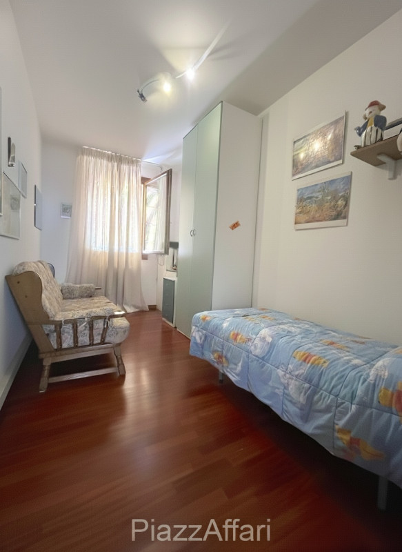 Ubicata in quartiere residenziale, alla fine di una strada chiusa con piccolo parcheggio antistan...