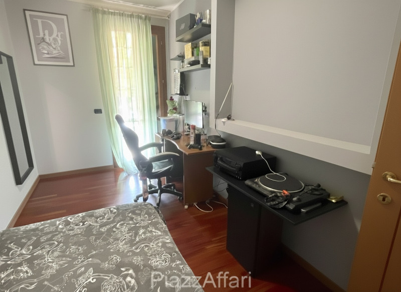 Ubicata in quartiere residenziale, alla fine di una strada chiusa con piccolo parcheggio antistan...