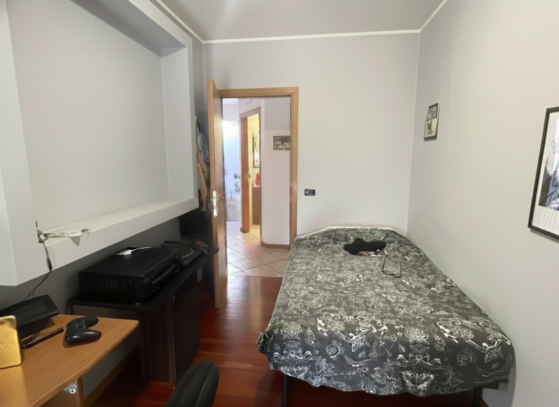 Ubicata in quartiere residenziale, alla fine di una strada chiusa con piccolo parcheggio antistan...