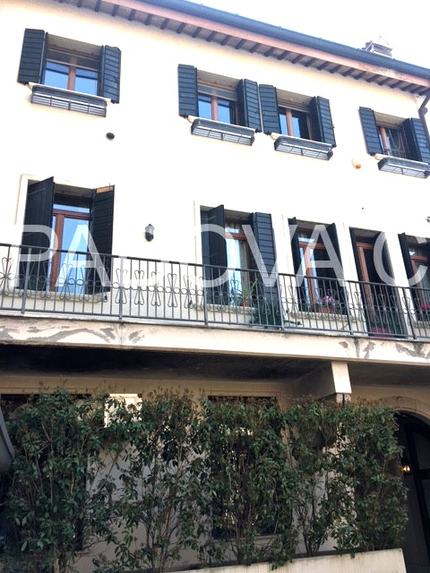 SOLO REFERENZIATI 

Scopri un'opportunità unica di vivere in un prestigioso appartamento mansarda...