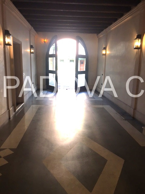 SOLO REFERENZIATI 

Scopri un'opportunità unica di vivere in un prestigioso appartamento mansarda...