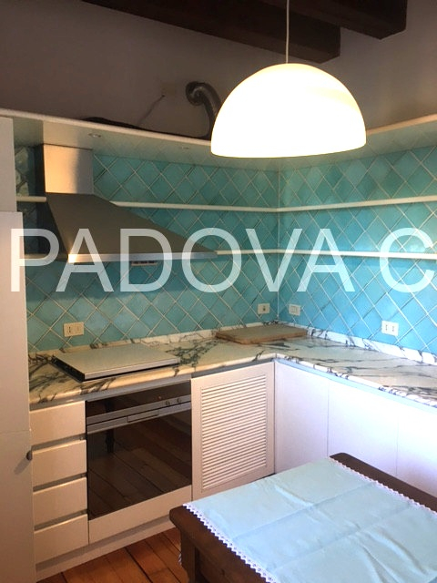SOLO REFERENZIATI 

Scopri un'opportunità unica di vivere in un prestigioso appartamento mansarda...