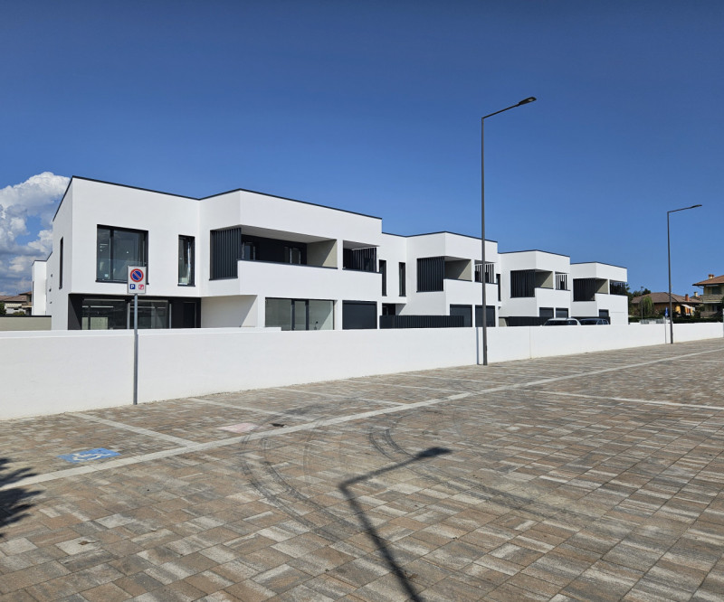 Villa a schiera 140 mq calpestabili €. 300.000 zona centrale comoda a tutti i servizi.

A pochi K...